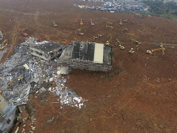 Drones κατέγραψαν σοκαριστικές εικόνες από τη θανατηφόρο καταστροφή στην Κίνα