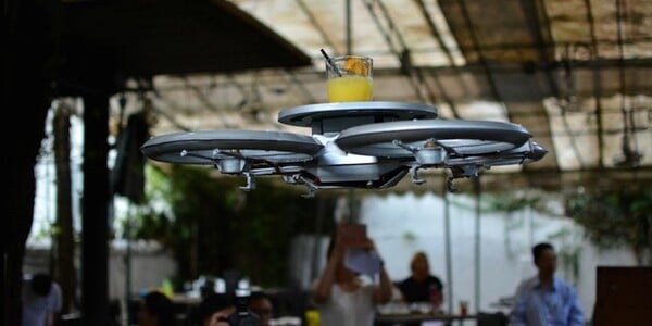 Φοιτητές στην Ολλανδία άνοιξαν το πρώτο drone cafe