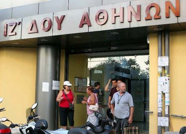 Συνεχίζουν την απεργία και την κατάληψη στο ΥΠΟΙΚ οι εφοριακοί