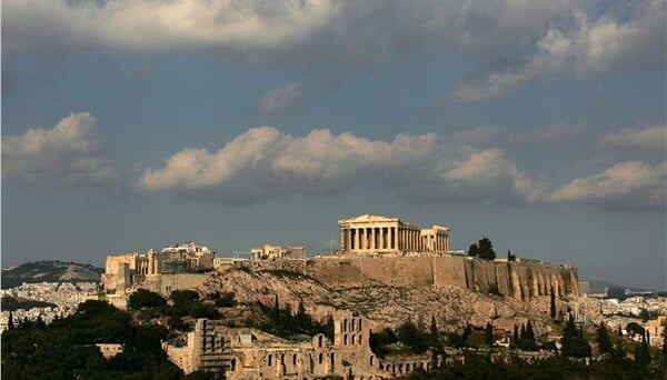 Βελτιωμένος καιρός με τοπικές βροχές