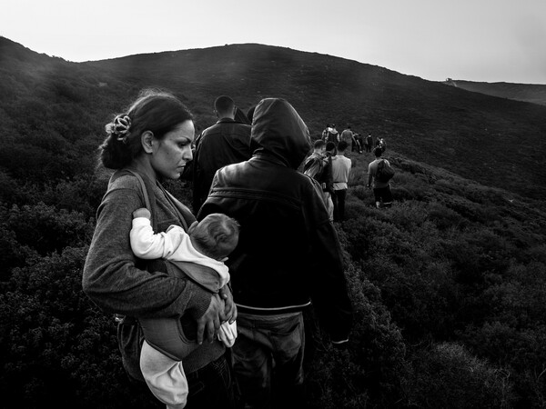 Το ταξίδι. Μετακινούμενοι πληθυσμοί: H φωτογραφική έκθεση στο μουσείο Μπενάκη που συγκλονίζει