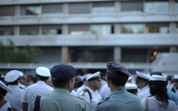 Στους δρόμους βγαίνουν και οι ένστολοι για το ασφαλιστικό