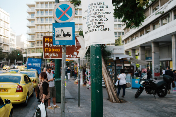 Tim Etchells: Αυτός είναι ο άντρας που γέμισε την Αθήνα με απλά, πλην σοβαρότατα μηνύματα