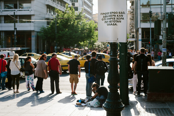 Tim Etchells: Αυτός είναι ο άντρας που γέμισε την Αθήνα με απλά, πλην σοβαρότατα μηνύματα