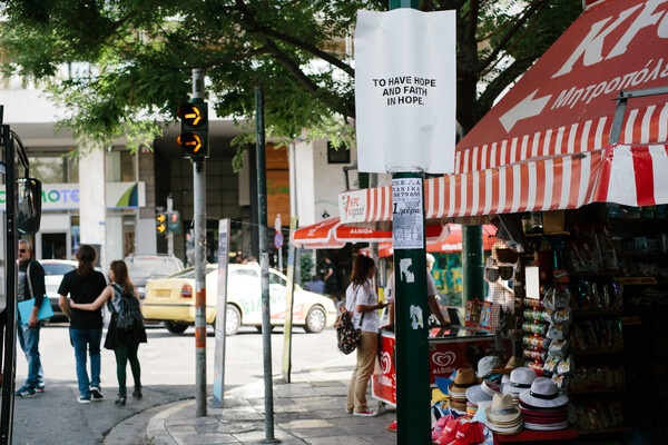 Tim Etchells: Αυτός είναι ο άντρας που γέμισε την Αθήνα με απλά, πλην σοβαρότατα μηνύματα