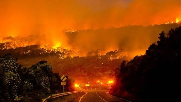 Τεράστιες καταστροφές και 100 σπίτια στις φλόγες από τις πυρκαγιές στη Βικτόρια