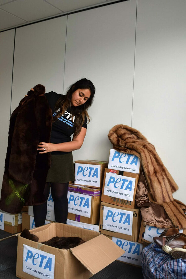 Η Peta δωρίζει εκατοντάδες γούνες σε πρόσφυγες και εξηγεί το γιατί