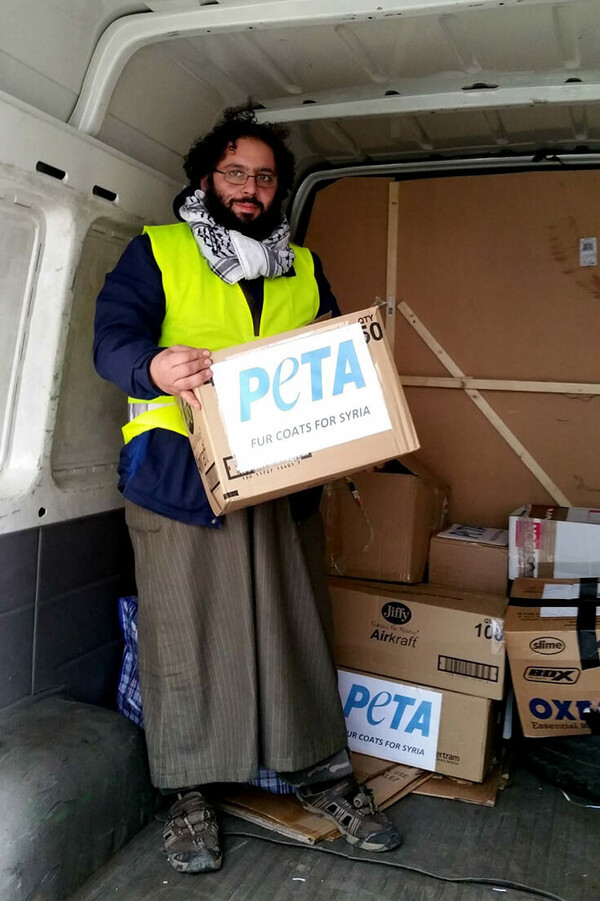 Η Peta δωρίζει εκατοντάδες γούνες σε πρόσφυγες και εξηγεί το γιατί