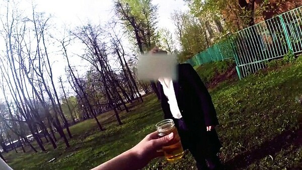 16χρονος εγγονός Ρώσου μεγιστάνα προκαλεί οργή πληρώνοντας αγνώστους στο δρόμο για να πιουν ούρα και να κάνουν στριπτίζ