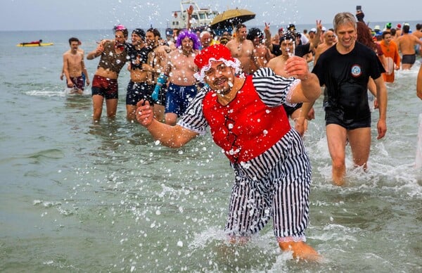 Santa on the beach: Πρωτοχρονιά στις παραλίες όλου του κόσμου