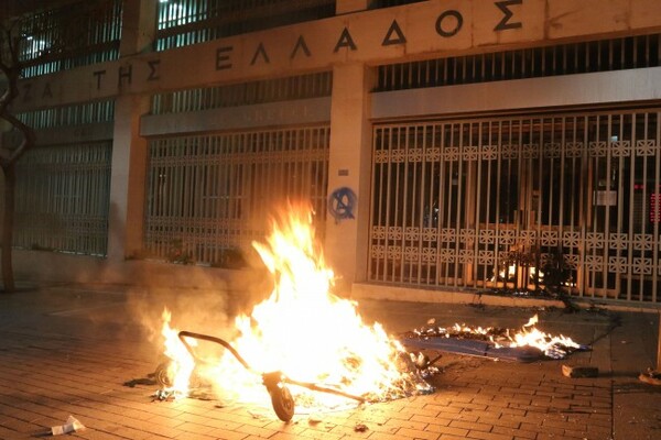 Φωτιές, πετροπόλεμος και δακρυγόνα σε Χανιά, Ηράκλειο, Κομοτηνή, Καλαμάτα και Βόλο