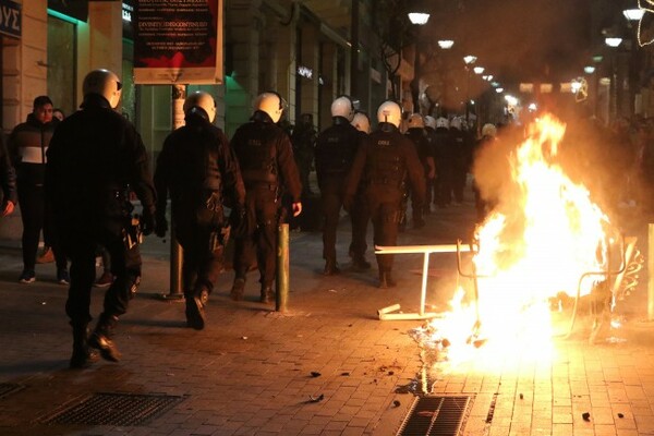 Φωτιές, πετροπόλεμος και δακρυγόνα σε Χανιά, Ηράκλειο, Κομοτηνή, Καλαμάτα και Βόλο