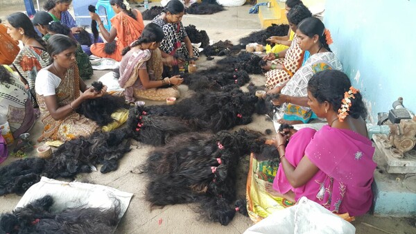 Πώς ένας Ινδουιστικός ναός έχει γίνει ο κορυφαίος προμηθευτής ανθρώπινων μαλλιών της Δύσης