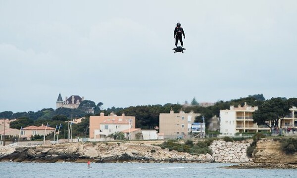 Γάλλος σπάει το παγκόσμιο ρεκόρ πετώντας με Hoverboard