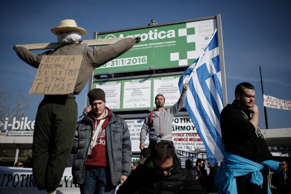 Οι αγρότες κατάφεραν να "ματαιώσουν" την Agrotica- Ένταση, επεισόδια και φωτιές στη Θεσσαλονίκη