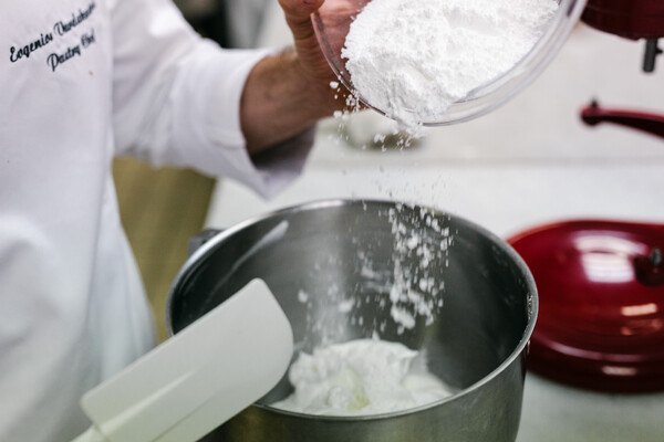 Πώς να φτιάξεις πάβλοβα σε 9 βήματα, με τον pastry chef του ξενοδοχείου «King George»