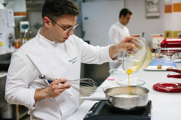 Πώς να φτιάξεις πάβλοβα σε 9 βήματα, με τον pastry chef του ξενοδοχείου «King George»