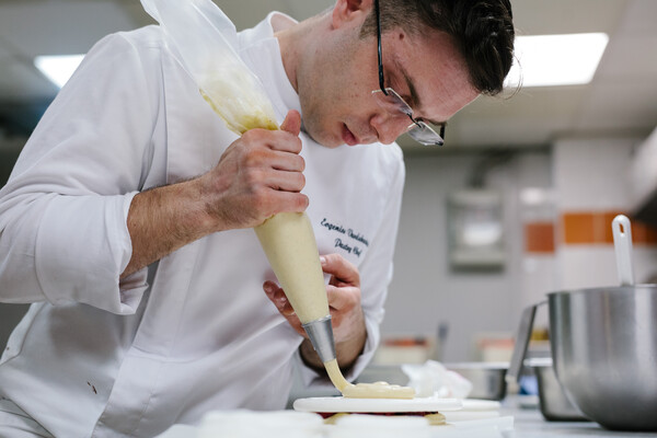 Πώς να φτιάξεις πάβλοβα σε 9 βήματα, με τον pastry chef του ξενοδοχείου «King George»