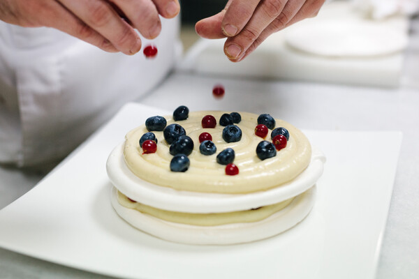 Πώς να φτιάξεις πάβλοβα σε 9 βήματα, με τον pastry chef του ξενοδοχείου «King George»