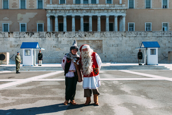 Μια διαφορετική χριστουγεννιάτικη βόλτα στο Σύνταγμα με τον Santa Claus από το Ροβανιέμι της Φινλανδίας