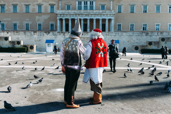 Μια διαφορετική χριστουγεννιάτικη βόλτα στο Σύνταγμα με τον Santa Claus από το Ροβανιέμι της Φινλανδίας