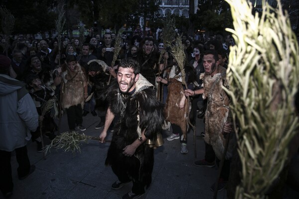 To Zombie Walk επέστρεψε -Δεκάδες ζόμπι Αθηναίοι έσπειραν τον τρόμο διασκεδάζοντας στο κέντρο της πόλης