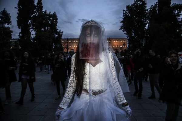 To Zombie Walk επέστρεψε -Δεκάδες ζόμπι Αθηναίοι έσπειραν τον τρόμο διασκεδάζοντας στο κέντρο της πόλης