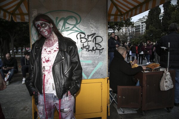 To Zombie Walk επέστρεψε -Δεκάδες ζόμπι Αθηναίοι έσπειραν τον τρόμο διασκεδάζοντας στο κέντρο της πόλης