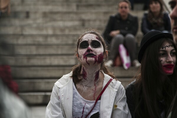 To Zombie Walk επέστρεψε -Δεκάδες ζόμπι Αθηναίοι έσπειραν τον τρόμο διασκεδάζοντας στο κέντρο της πόλης