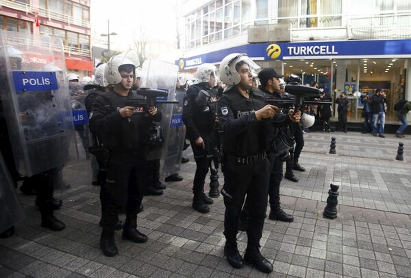 Σήμερα στην Τουρκία, οι αστυνομικοί έριχναν πλαστικές σφαίρες και χτυπούσαν τις διαδηλώτριες για την Ημέρα της Γυναίκας