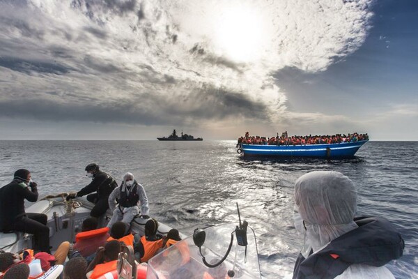 Φόβοι για νέα μεγάλη τραγωδία στη Μεσόγειο: Αγνοούνται 400 πρόσφυγες