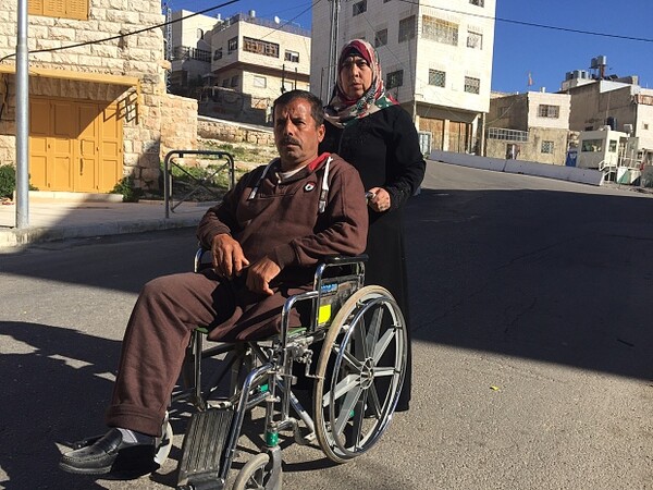 Iσραηλινός στρατιώτης πετά στο έδαφος παλαιστίνιο ανάπηρο