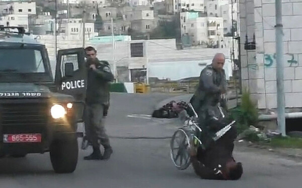 Iσραηλινός στρατιώτης πετά στο έδαφος παλαιστίνιο ανάπηρο