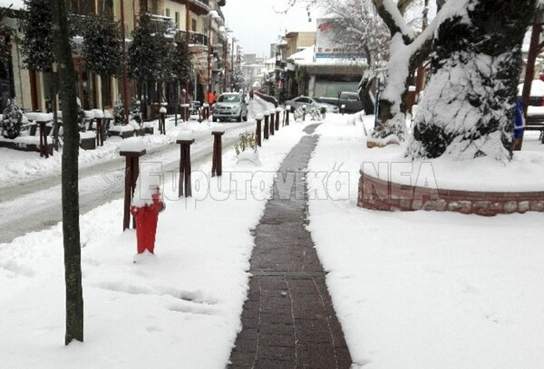 Στο Καρπενήσι, τα πρώτα πεζοδρόμια που λιώνουν το χιόνι