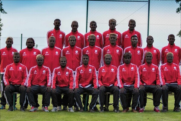 Γερμανία: Ποδοσφαιριστές «βάφουν» τα πρόσωπα τους για να στηρίξουν δύο Αφρικανούς συμπαίκτες τους