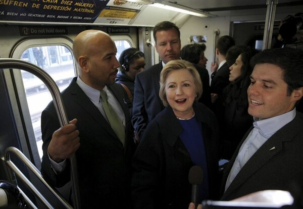 Η Χίλαρι Κλίντον πήρε το μετρό στη Νέα Υόρκη για να δείξει προσιτή, αλλά προκάλεσε ένα μίνι χάος