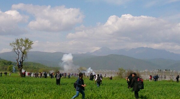 Σοβαρά επεισόδια και χημικά στην Ειδομένη - Οι πρόσφυγες προσπάθησαν να περάσουν τα σύνορα (BINTEO)