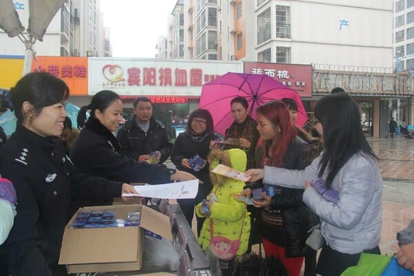 Τράπουλες με φωτογραφίες καταζητούμενων μοίρασε στους πολίτες η κινεζική Αστυνομία