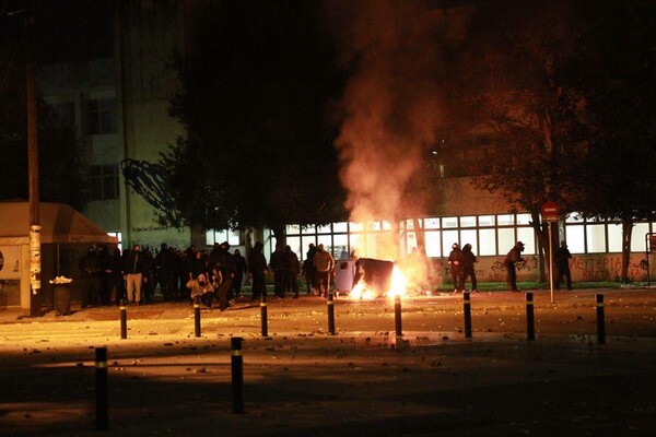 Φωτιές, πετροπόλεμος και δακρυγόνα σε Χανιά, Ηράκλειο, Κομοτηνή, Καλαμάτα και Βόλο