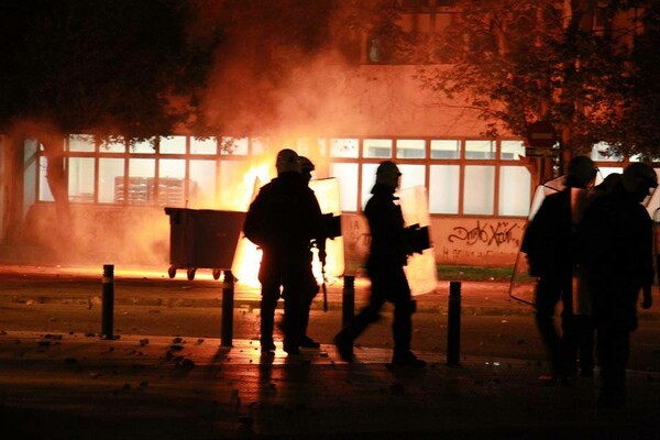 Φωτιές, πετροπόλεμος και δακρυγόνα σε Χανιά, Ηράκλειο, Κομοτηνή, Καλαμάτα και Βόλο