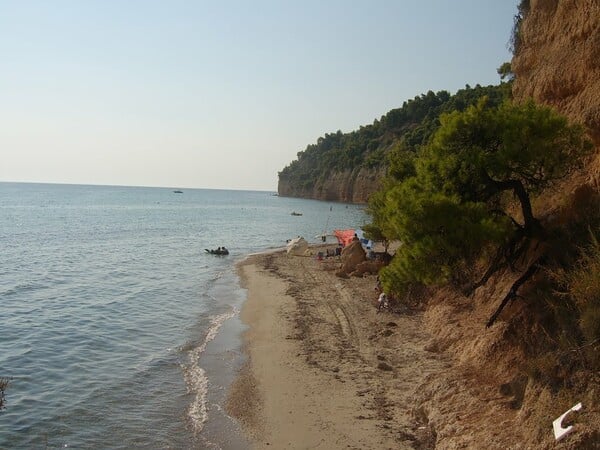 Πρόσφυγες βρέθηκαν σε παραλία της Χαλκιδικής