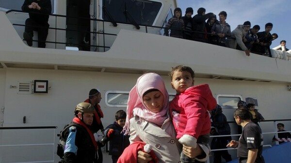 Ακόμη 1.300 πρόσφυγες φτάνουν στον Πειραιά