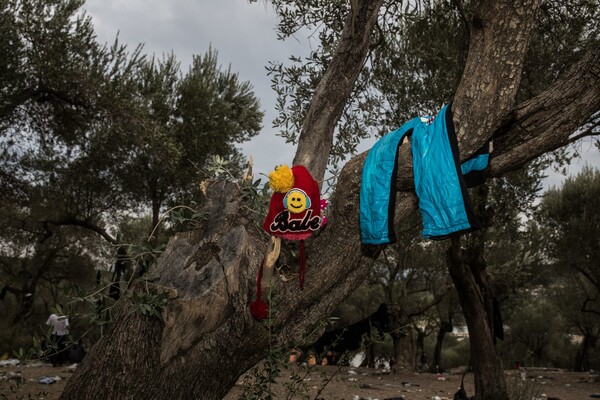 Kόλαφος από τη HRW για τα hotspots σε Λέσβο και Χίο: Στρατόπεδα που μοιάζουν με φυλακές