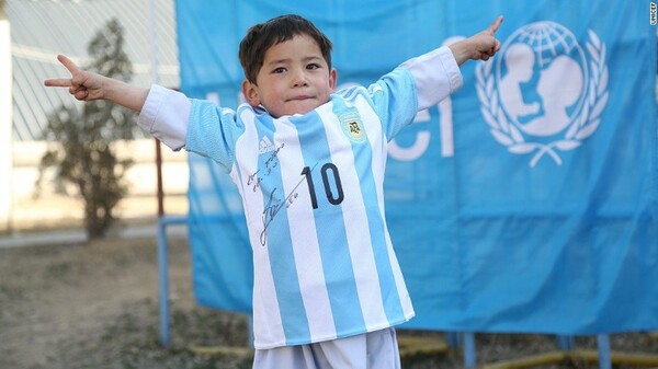 Ο πιτσιρίκος με την πλαστική φανέλα του Messi φορά πλέον μια αυθεντική με υπογραφή πάνω