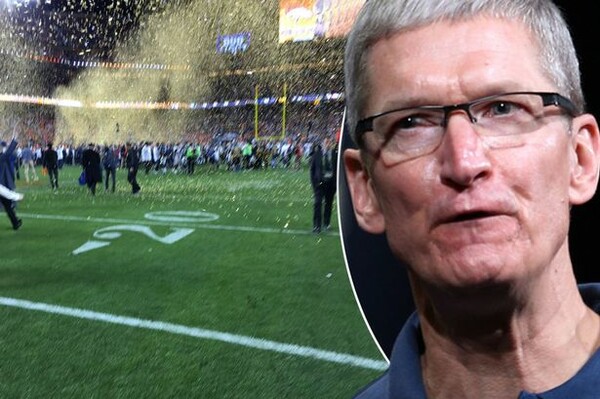 Η φωτογραφία του Tim Cook από το Super Bowl δέχεται απίστευτο τρολάρισμα