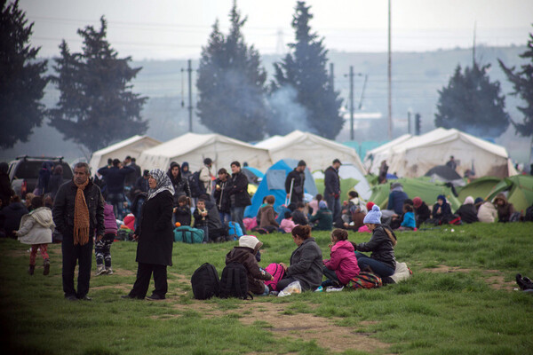 Δραματική η κατάσταση στην Ειδομένη: Νέα κατάληψη των γραμμών από τους πρόσφυγες