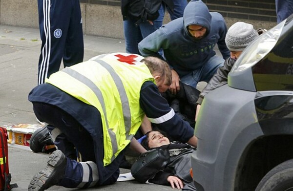 Bίντεο σοκ από το Μόλενπεκ- Ακροδεξιοί σπάνε το αστυνομικό μπλόκο και χτυπούν μια Μουσουλμάνα με το αυτοκίνητό τους