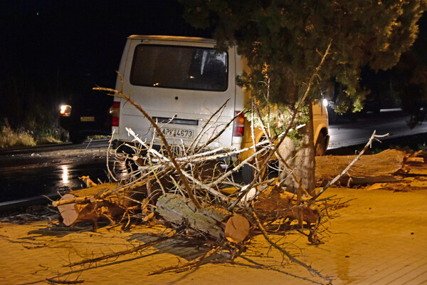 Σε κλοιό κακοκαιρίας όλη η Ελλάδα- Προβλήματα από τη νεροποντή σε πολλές περιοχές