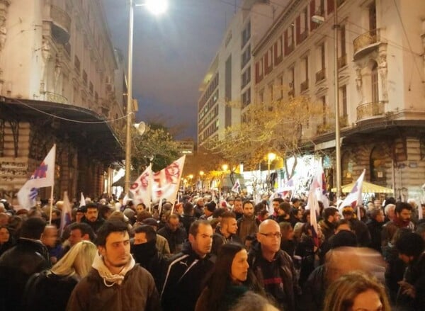 Σε εξέλιξη τα συλλαλητήρια - Χιλιάδες διαδηλωτές κατευθύνονται στο Σύνταγμα