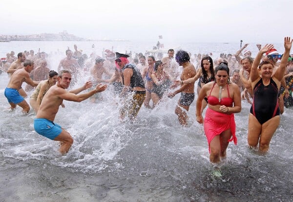 Santa on the beach: Πρωτοχρονιά στις παραλίες όλου του κόσμου